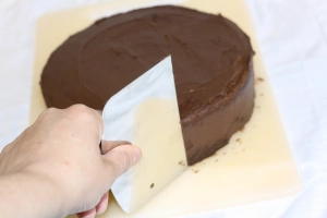 How to cover a cake in chocolate ganache