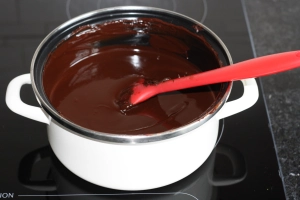 How to cover a cake in chocolate ganache