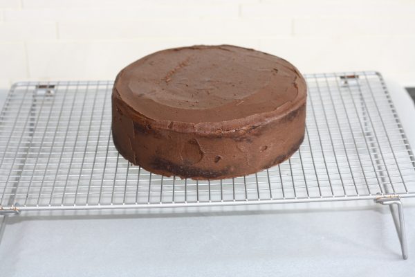 How to cover a cake in chocolate ganache