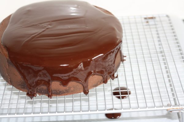 How to cover a cake in chocolate ganache