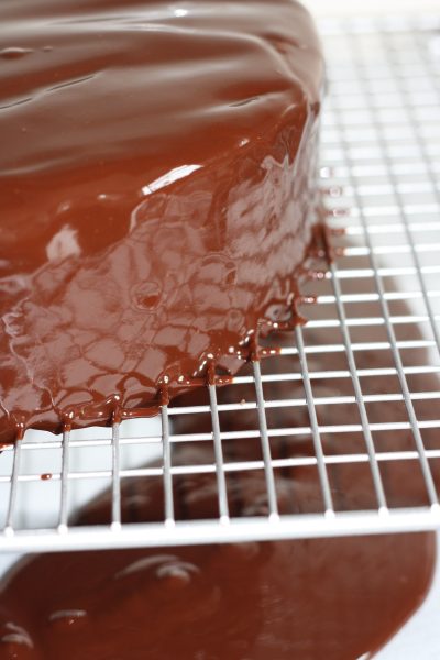 How to cover a cake in chocolate ganache