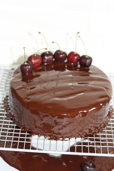 How to cover a cake in chocolate ganache