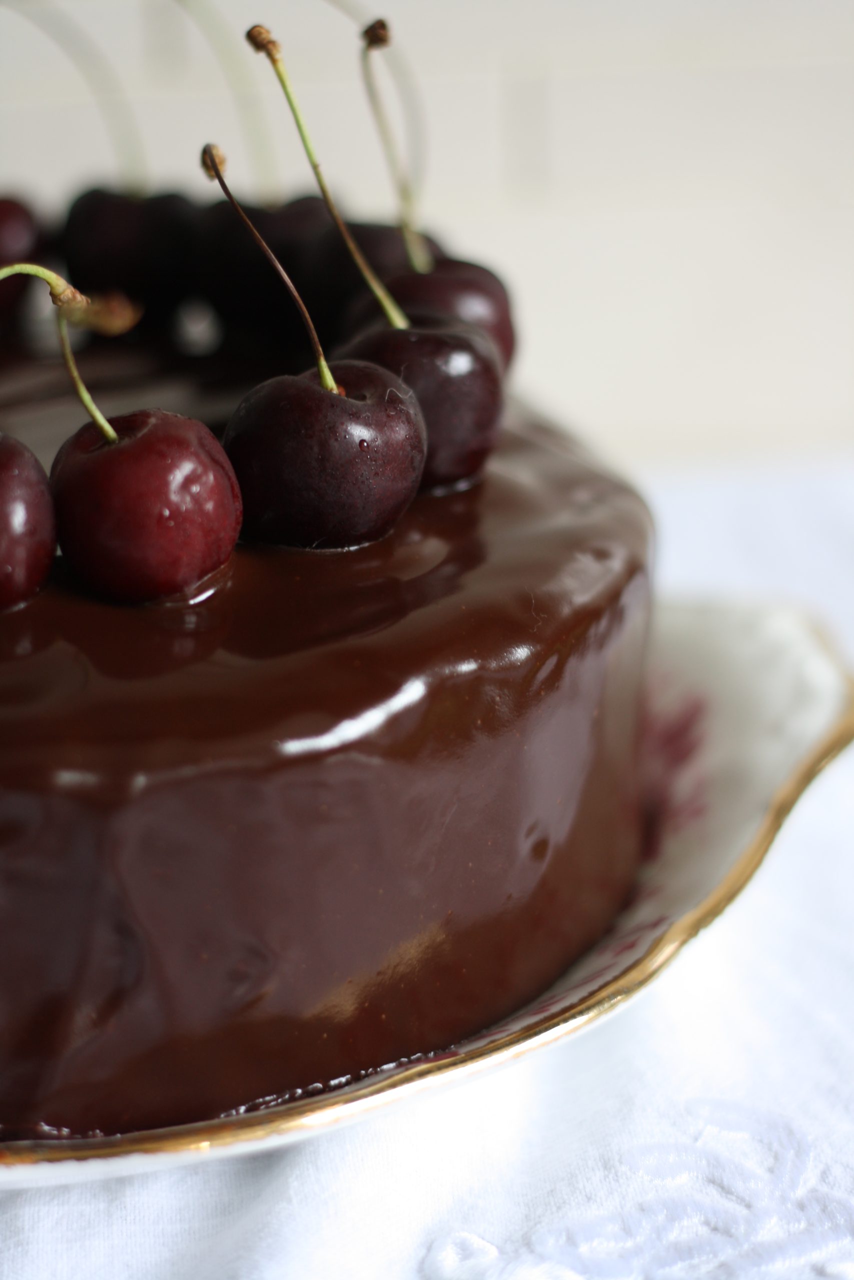 How to cover a cake in chocolate ganache 