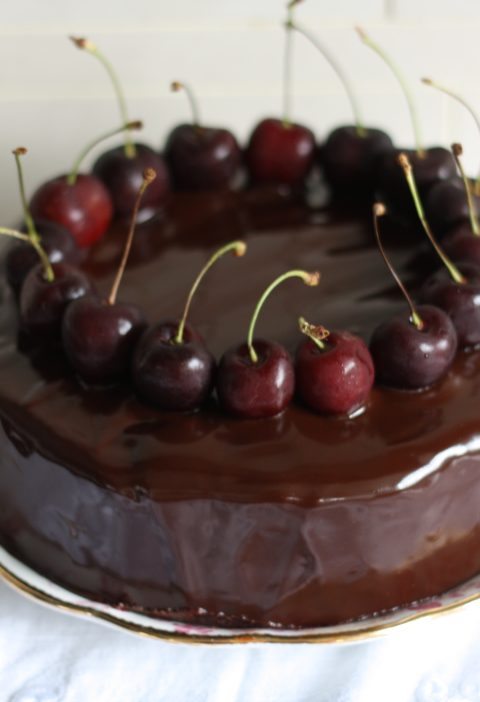 How to cover a cake in chocolate ganache