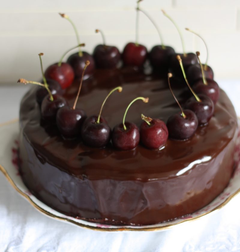 How to cover a cake in chocolate ganache