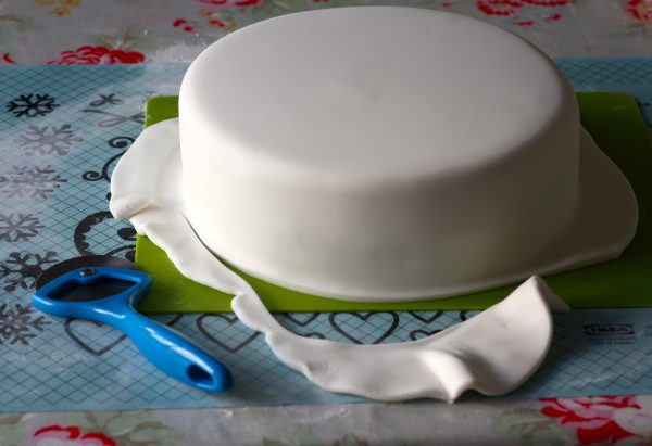 Image: Perfecting the art of sugarpaste application for a beautifully finished cake.