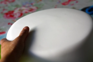 Image: Achieving a sleek sugarpaste covering for your homemade cake masterpiece.