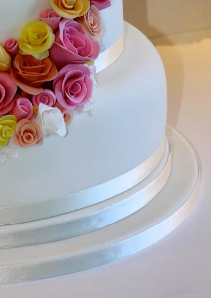 Step-by-step guide to achieving a flawlessly smooth sugarpaste finish on your cake.