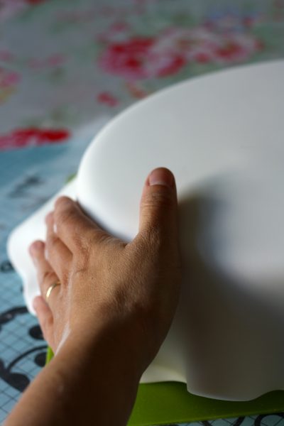 Image: Demonstrating the finesse of sugarpaste smoothing techniques for a picture-perfect cake.