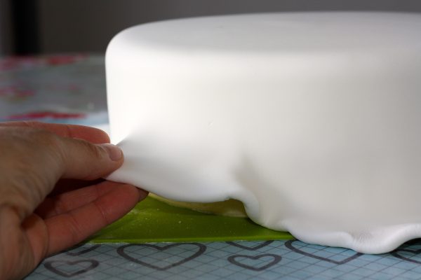 Image: Transforming your cake into a work of art with a flawlessly smooth sugarpaste finish.